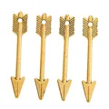 Primer plano de cuatro colgantes de flecha dorados vintage para hacer joyas de bricolaje - Oro Antiguo
