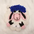 Mignon porte-monnaie mouton en feutre blanc fait main avec cheveux bleus et détails roses - Style H
