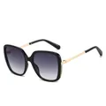 Modische Oversize-Quadrat-Sonnenbrille mit schwarzem Rahmen und goldenen Metallbügeln - Schwarzer Rahmen Verlauf Grau
