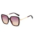 Übergroße weinrote quadratische Sonnenbrille mit goldenen Metallbügeln und lila Verlaufsgläsern - Jujube Roter Rahmen Lila Gelbe Gläser