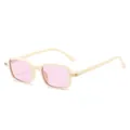 Gafas de sol retro cuadradas con montura blanco crema y lentes rosas desde un ángulo de 45 grados - Marco Beige Lentes Rosas