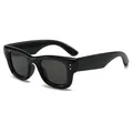 Gafas de sol de moda con montura cuadrada negra gruesa y remaches dorados elegantes - Montura Negra Lentes Gris Negro