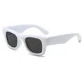Gafas de sol cuadradas blancas con remaches dorados y lentes oscuros, vista en ángulo de 45 grados - Montura Blanca Lente Gris Oscuro