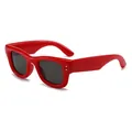 Gafas de sol cuadradas rojas de moda con lentes oscuras y remaches dorados - Montura Roja Lente Gris Oscuro