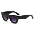 Gafas de sol cuadradas negras modernas con lentes degradadas moradas y remaches dorados - Montura Negra Lente Gris Degradado