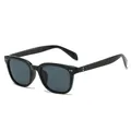 Gafas de sol retro con montura cuadrada negra y detalles de remaches plateados - Montura Negra Lentes Gris Negro