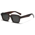 Gafas de sol cuadradas retro con montura de carey y lentes oscuras en fondo blanco - C3 Marco de Rayas de Té Brillante Lente Gris Negro