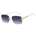 Randlose goldene Sonnenbrille mit lila Verlaufsgläsern und Pyramiden-Nieten-Bügeln - Goldener Rahmen Graue Verlaufsgläser