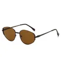 Moderne Metall-Polygon-Sonnenbrille mit dunkelbernsteinfarbenen Gläsern auf Weiß - Tee Rahmen Tee Gläser