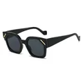 Lunettes de soleil œil de chat polygone noires avec détails dorés et verres gris - Monture Noire Verres Gris