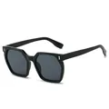 Moderne quadratische Sonnenbrille mit dunkelgrauen Gläsern und Silbernieten auf weißem Grund - Schwarzer Rahmen Schwarz Graue Gläser
