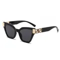 Lunettes de soleil œil-de-chat noires avec charnières dorées à motif grec sur fond blanc - Monture Noire Verres Gris