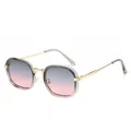 Lunettes de soleil géométriques pour femmes avec verres dégradés roses et monture dorée chic - Monture Grise Verre Gris Rose