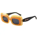 Lunettes de soleil carrées à effet de couches avec branches noires et logo doré - C7 Monture Jaune Verres Gris Noir