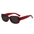 Modische dunkelrote, lichtdurchlässige quadratische Sonnenbrille für Damen mit UV-Schutz - Roter Rahmen Dunkelgraue Gläser