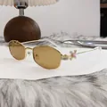 Occhiali da sole ovali chic con montura in metallo dorato e dettaglio floreale sull'asta - Montatura Oro Caffè Chiaro