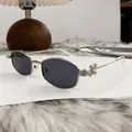 Occhiali da sole ovali in metallo argento con lenti grigie e dettaglio floreale - Montatura Argento Lente Grigia