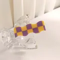Detalle de pinza para el pelo ondulada con diseño de cuadros morados y amarillos de moda - Rejilla Amarilla y Morada