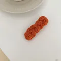 Gebreide oranje haarclip met een grove wollen textuur voor herfstachtige kapsels - Oranjerood Gebreide Wol