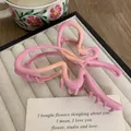 Dettaglio della molletta a farfalla con finitura sfumata nei toni rosa e arancio - 11cm / Rosa Sfumato