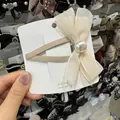 Elegante fermaglio per capelli in tulle champagne con perla centrale su cartoncino - Bianco Sporco