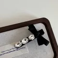 Elegante pinza de pelo en terciopelo negro con cristales sobre bandeja de madera - Estilo de Strass Ovalado / Lazo Negro con Strass Cuadrado