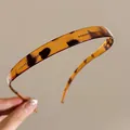 Detailansicht der Bernstein-Schildpatt-Haarreif-Textur mit poliertem Harz-Finish - Braunes Leopard Dünnes Haarband