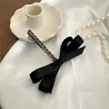 Elegante pasador de pelo vintage con lazo negro y diamantes sobre fondo de seda blanca - Estilo Diamantes de Imitación Negro / Negro