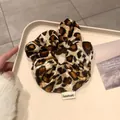 Premium velvet oversized haarelastiek met luipaardprint en handgemaakt label - Groot Donker Luipaardpatroon
