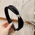 Elegante diadema de satén negro con lazo de diamantes sobre fondo de estilo vintage - Estilo Lazo Strass (Negro) / Negro