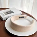 Eleganter breiter Haarreif aus beigem Wollfilz mit handgemachtem Etikett - Beige