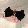 Detail van wollen strik haarklem met vintage kristallen gesp en strass decoratie - Zwart