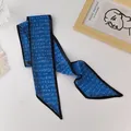 Blaues Seidenhaarband mit kunstvollem weißem Schriftzug und elegantem schwarzen Rand - Blau mit Weißen Buchstaben