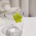 Pinza per capelli a fiore verde lime in resina lucida su bordo di vetro - Verde