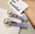 Detalle de pinzas de satén morado con grandes perlas blancas y cristales rectangulares - Púrpura