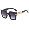Übergroße quadratische Sonnenbrille in Schwarz mit goldenen Kettenbügeln und lila Verlauf - Glänzend Schwarz Rahmen Doppel Grau Gläser