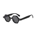 Gafas de sol hexagonales negras con lentes grises oscuros y detalles de remaches - Montura Negra Lente Gris