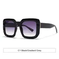 Lunettes de soleil carrées avec monture noire épaisse, détails dorés et verres dégradés - Monture Noire Dégradé Gris