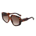 Modische Oversize-Sonnenbrille mit Schildpattmuster und goldenen Metalldetails auf Weiß - Schildpatt/Braunes Verlaufsglas