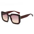 Occhiali da sole squadrati oversize con lenti sfumate e montatura bordeaux con onde - Montatura Tè Lenti Tè Rosa
