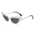 Cat-Eye Metall-Sonnenbrille mit Perlenakzenten und dunklen Gläsern für Retro-Stil - Goldener Rahmen Graue Gläser
