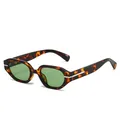 Lunettes de soleil ovales rétro écaillées avec verres verts et accents en T dorés - Monture Écaille Verres Verts