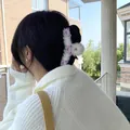 Molla per capelli in peluche bianca con orsetto viola mostrata in un'acconciatura - Orso Viola
