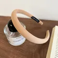 Primer plano detallado de la diadema acolchada beige con etiqueta interior artesanal - Cuadros Rosa Marrón