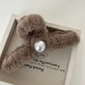 Detailansicht einer braunen Plüsch-Haarklammer mit einer großen runden Kunstperle mittig - Dunkelbraun Große Perle Haarklammer 13cm