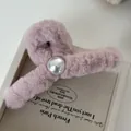 Detailansicht der rosa Plüsch-Haarklammer mit großer Perle und weicher Kunstfell-Textur - Altrosa Große Perle Haarklammer 13cm