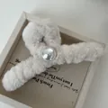 Detail eines cremefarbenen Plüsch-Haarclips aus Kunstpelz mit großer Perle in der Mitte - Weiß Große Perle Haarklammer 13cm