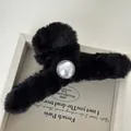 Detail der flauschigen schwarzen Haarklammer mit einer zentralen weißen Perlenverzierung - Schwarz Große Perle Haarklammer 13cm