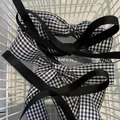 Elegantes Set aus zwei Haarspangen mit schwarz-weißem Hahnentritt-Muster und Schleife - Schwarz Fein Satin / Entenschnabel-Clips