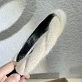 Gros plan d'un bandeau en tricot beige avec texture pelucheuse et nœud torsadé chic - Blanc